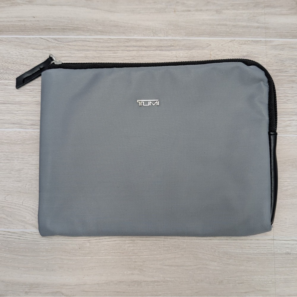 TUMI for Delta Gray Travel Amenity Pouch Bag Zipper Case 8 Inch Accessory